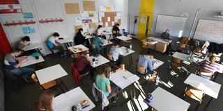 Schulkinder schreiben eine Prüfung. (Foto: picture alliance / dpa | Holger Hollemann)