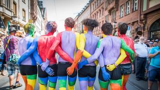 Teilnehmer des Christopher Street Days (CSD) haben ihre Körper bemalt (Foto: dpa)
