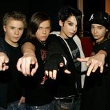 Die Mitglieder der Magdeburger Boyband Tokio Hotel, Gustav Schäfer (l-r), Georg Listing, Bill Kaulitz und Tom Kaulitz, aufgenommen in Berlin bei der Platin-Auszeichnung für ihr Album "Schrei" (Foto: picture-alliance/ dpa | Jens Kalaen)