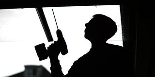 Ein junger Handwerker bei der arbeit (Foto: dpa/Julian Stratenschulte)