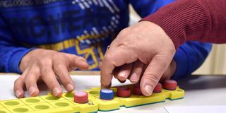 Förderunterricht mit einem sehbehinderten Kind (Foto: picture alliance / Caroline Seidel/dpa)