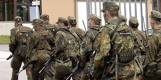 Regimentsübung mit uniformierten Soldaten. (Foto: picture-alliance / dpa | BeckerBredel)
