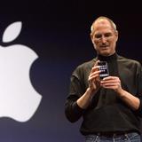 Steve Jobs präsentiert am 9. Januar 2007 das erste iPhone. (Foto: dpa)