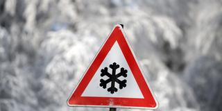 Warnschild vor Eis- und Schneeglätte (Foto: dpa/Uwe Zucchi)
