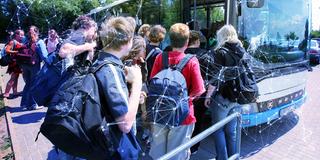 Schüler steiegen in einen Bus (Foto: dpa/Bernd Wüstneck)