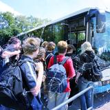 Schüler steiegen in einen Bus (Foto: dpa/Bernd Wüstneck)