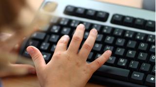 Symbolbild: Eine Hand tippt auf einer Computertastatur (Foto: dpa/Jens Büttner)