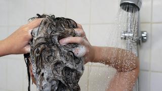 Eine Frau wäscht sich unter der Dusche die Haare. (Foto: dpa/Zentralbild/Paul Pleul)