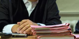 Symbolbild: ein Richter sitzt hinter einem Stapel Aktenmappen (Foto: picture alliance / Candy Welz / Arifoto Ug/dpa-Zentralbild/dpa | arifoto UG)