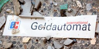Trümmer und ein Schild mit der Aufschrift «Geldautomat» (Foto: dpa/Patrick Pleul)