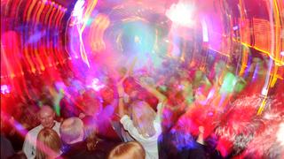 Tanzende Menschen in einer Diskothek (Foto: dpa/Franziska Kaufmann)