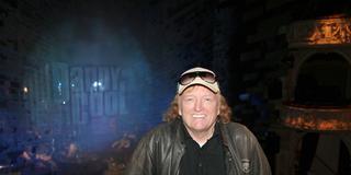 Frank Farian steht entspannt vor einer schwach beleuchteten Theaterbühne (Foto: picture-alliance/ dpa | DB Dominik Laux)