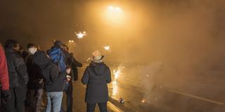 Nach dem Silvesterfeuerwerk liegt eine Feinstaubdecke über der Stadt (Foto: picture alliance / WRIGHT/RelaXimages)