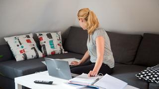 Eine Frau im Home Office auf der Couch. (Foto: dpa)