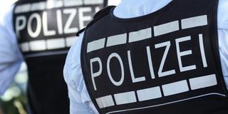 Zwei Polizisten mit Schutzwesten (Foto: picture alliance / Silas Stein/dpa | Silas Stein)