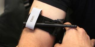 Ein Tourniquet, auch Aderpresse genannt (Foto: picture alliance/AP Images | Amy Roh)