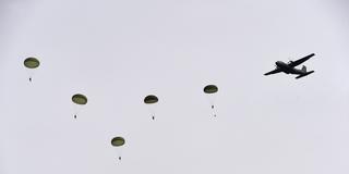 Fallschirmspringer der Bundeswehr bei einer Übung (Foto: picture alliance / Carsten Rehder/dpa)