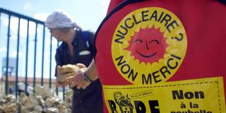 Ein Demonstrant baut am 22.7.2001 eine Mauer am Eingang zu dem im lothringischen Bure gelegenen unterirdischen Versuchslabor für die Lagerung von Atommüll. (Foto: picture-alliance / dpa | epa afp Martin Bureau)