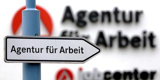 Ein Schild weist den Weg zur Agentur für Arbeit und das Jobcenter (Foto: dpa/Jan Woitas)