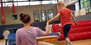 Ein Kind übt am Schwebebalken (Foto: picture alliance / Britta Pedersen/dpa-Zentralbild/dpa | Britta Pedersen)