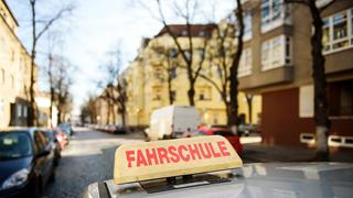 Blick vom Dach eines Fahrschulautos (Foto: dpa/Gregor Fischer)