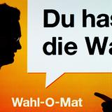 Zwei junge Leute stehen vor einen Bildschirm mit der Aufschrift «Du hast die Wahl! - Wahl-O-Mat» (Foto: dpa/Peter Kneffel)
