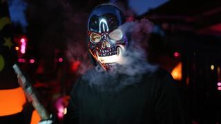 Eine Person mit einer Totenkopfmaske (Foto: picture alliance / Ina Fassbender/dpa | Ina Fassbender)