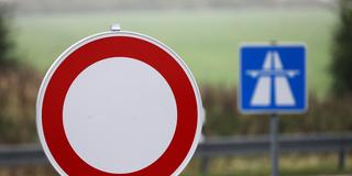 Sperrung auf der Autobahn (Foto: dpa/Bernd Wüstneck)