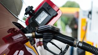 Ein Auto betanken (Foto: dpa)