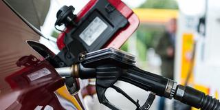 Ein Auto betanken (Foto: dpa)