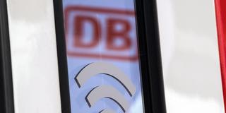 Wlan-Symbol an einem Regio-Zug (Foto: picture alliance / Andreas Arnold/dpa | Andreas Arnold)