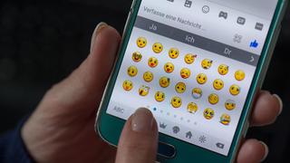 Emoji-Liste auf einem Smartphone (Foto: dpa / picture alliance / Arno Burgi)