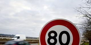 Ein Fahrzeug passiert ein Verkehrschild, das die zulässige Höchstgeschwindigkeit von 80 Stundenkilometer zeigt. (Foto: dpa)