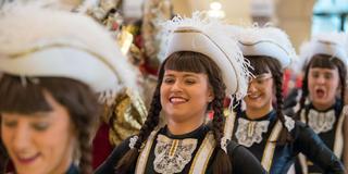 Gardetänzerinnen in einer Faschings-Veranstaltung (Foto: picture alliance / Lino Mirgeler/dpa | Lino Mirgeler)