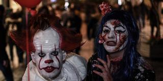 Zwei verkleidete Teilnehmer bei einem Zombie Walk (Foto: dpa | Nikolas Joao Kokovlis / Sopa Ima)