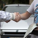 Zwei Männer schließen einen Autokauf ab und geben sich die Hand.  (Foto: picture alliance / dpa Themendienst | Silvia Marks)