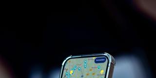 Eine Google-Maps-Karte mit Standorten von SR-Retro-Beiträgen auf einem Smartphone (Foto: Bildmontage: pexels/David Geghamyan, SR/Knöbber)