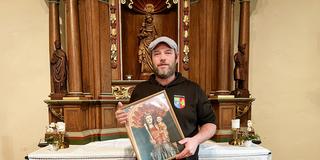 Ortsvorsteher von Gehweiler, Wadrilltal Alexander Marmitt mit einem Foto der gestohlenen Marienstatue (Foto: SR / Max Zettler)