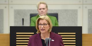 Anke Rehlinger spricht im saarländischen Landtag (Foto: BeckerBredel)