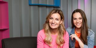 Zwei Frauen sitzen nebeneinander und schauen in die Kamera. (Foto: Tilman Schenk/WDR)