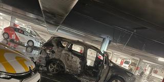 Ein ausgebranntes Fahrzeug in der Tiefgarage in Dudweiler (Foto: Feuerwehr Saarbrücken)
