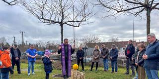 Reinhard Austgen, Bernhard Pinter (Sozialarbeiter BKH), Roland Isberner (Caritasratsvorsitzender), Michael Schley (Caritasdirektor), Gisela Rink (Caritas-Vorstandsvorsitzende), Fabian Zeimet (Leiter BKH), Peter Fried (Vorstand Caritasverband), Dr. Frank Kleinjohann (Dekan Pastoraler Raum Saarbrücken), Bertwin Schnubel (Mauermeister & Schöpfer der Stele) (Foto: Haus der Caritas)
