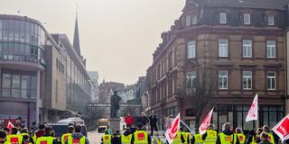 Busfahrer bei einer Streik-Kundgebung auf dem Neunkircher Stummplatz (Foto: René Henkgen / SR)