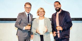 Der Präsident des Deutschen Brauer-Bundes, Christian Weber (rechts), ernannte die neue „Botschafterin des Bieres“, Saarlands Ministerpräsidentin Anke Rehlinger, die Laudatio hielt der Botschafter des Vorjahres, CDU-Generalsekretär Carsten Linnemann (Foto: DBB/CHL PhotoDesign)
