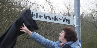 Das Straßenschild des neuen Hella-Arweiler-Weges wird enthüllt (Foto: SR)