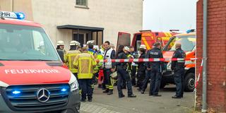 Feuerwehreinsatz wegen einer Explosion im Kanalsystem Saarbrücken Altenkessel (Foto: BeckerBredel)