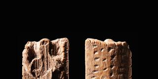 Eine Elfenbeinplatte mit einer anthropomorphen Figur und mehreren Reihen von Kerben und Punkten. (Foto: © Landesmuseum Württemberg / Hendrik Zwietasch, CC BY 4.0)