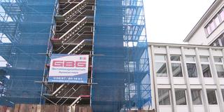 Das Saarbrücker Finanzministerium ist mit einem Netz für Sanierungsarbeiten gesichert (Foto: SR)