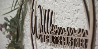 Willkommensschild von dem Geburtshaus in Trier (Foto: SR )