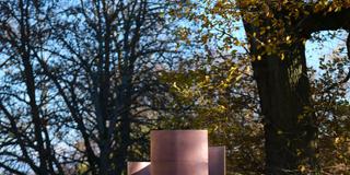 Mahnmal „Nachhall“ zum Gedenken an verfolgte und ermordete Sinti und Roma im Echelmeyerpark in Saarbrücken (Foto: LHS / Tom Gundelwein)